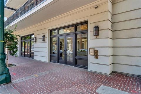 Situated perfectly between St Charles Avenue and Carondelet, this stunning newer building offers the perfect location to enjoy the best of New Orleans. You couldn't ask for a better spotâit's a stone's throw from all the hot restaurants and bars in t...