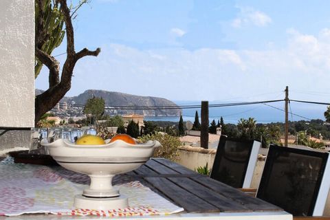 Diese schöne und komfortable Villa in Moraira an der Costa Blanca, Spanien, bietet einen privaten Pool und bietet Platz für bis zu 4 Gäste. Es verfügt über 2 Schlafzimmer und 2 Badezimmer und ist somit ideal für Familien oder Freunde. Die Villa liegt...