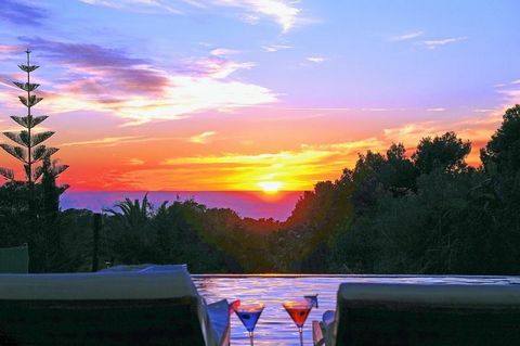 Moradia moderna de 6 quartos com belas vistas à venda em Cala Salada Bem como a bela cena do mar e do pôr do sol, bem como a pequena ilha de Espiartar e Conejero, e Ses Illes Blede, belas vilas de pinheiros imaculados e perfumados. Villa de alta qual...