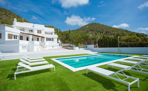 Nice villa only 5 minute to Ibiza town with unparalleled sea views for sale The villa is located on a hill, so waking up every morning you can enjoy a breathtaking view of the sunrise and the sea. The location is extremely convenient, as it means les...