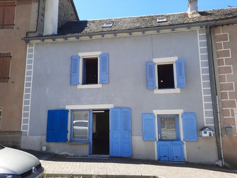 Charmante maison de village située dans le sympathique bourg d'Arvieu ou vous trouverez l'ensemble des services de proximité. A 7 mn du site touristique et nautique du Lac de Pareloup. Elle comprend de plain pied, un séjour, cuisine et cabinet de toi...