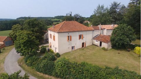 Vue spectaculaire et exposition plein sud pour cet ensemble comprenant une maison de 6 chambres, un garage, une grange et un tradou dans leur jus et un hangar ouvert metallique. Maison principale : Entrée couloir 5,5 m2, cuisine salle à manger 33 m2,...