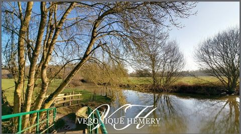 Située en rive droite de la rivière, la Sarthe et édifiée à Chemiré-sur-Sarthe, à 15 km de Sablé-sur-Sarthe, cette propriété bénéficie d'un emplacement charmant alliant tranquillité, la proximité de la rivière, de la gare et des commerces. Entièremen...