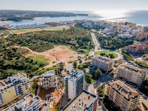 2-Bedroom Apartment in a Modern Building near Praia da Rocha, with Unique Views of the Arade River, Portimão Marina, and Ferragudo Located in the Terraços do Sul building on Encosta da Marina, just a short walk from Praia da Rocha, this apartment is ...