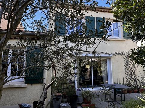 Your 3C Immobilier agency presents this residential house located in a sought-after area in Carcassonne close to the city center. With a surface area of 89m2 of living space on two levels, it contains three bedrooms, a bright living room giving acces...