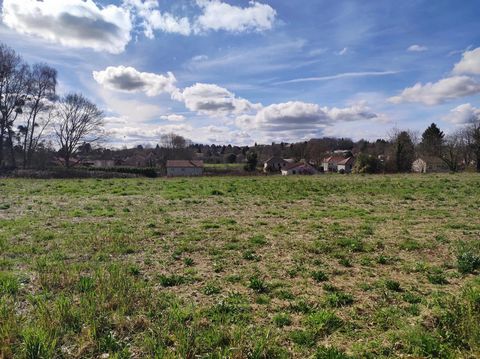 EXCLUSIVE TO BEAUX VILLAGES! Building plot of 2000m2 with an atypical shape. The plot is not overlooked by any neighbours. Ideally situated in the heart of the Parc Périgord Limousin in a quiet hamlet only 1km from a village with all amenities. Addit...