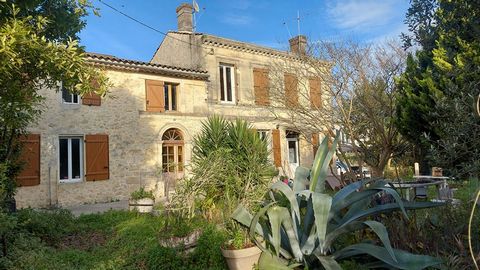 Très belle maison de caractère en pierres apparentes à Saint Sauveur médoc agréable petite commune du Médoc, proche de Pauillac et à 30 minutes de l'océan ,à 3/4 d'heures de Bordeaux. Cette grande maison est située au calme mais proche de toutes comm...