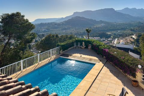 Deze indrukwekkende villa ligt in de rustige woonwijk La Empedrola en biedt een uniek panoramisch uitzicht dat reikt van de kust van Calpe en zijn onmiskenbare blauwe zee tot aan de berglandschappen van de Sierra de Bernia en de Sierra d'Olta. In het...