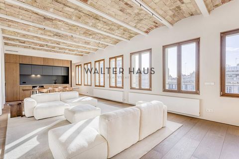 Au cœur d'Eixample Dreta, cette maison haute exceptionnelle est située dans une ferme royale d'angle et jouit d'une orientation sud qui garantit la lumière naturelle tout au long de la journée. Situé à un plancher haut, il propose 139 m² construits c...