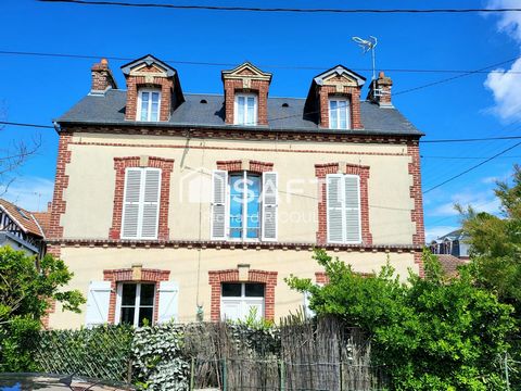 I am very happy to present to you this small, very warm and cosy mansion nestled in the heart of the city centre of Cabourg; At the foot of the market with its small garden which almost goes around it facing due south, it welcomes you comfortably; St...