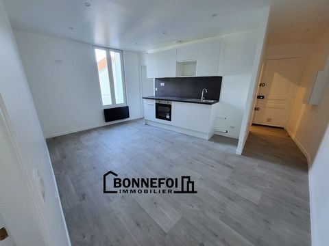 En EXCLUSIVITE, situé à la Fourchette de Champigny-sur-marne, au calme, Notre Agence BONNEFOI IMMOBILIER, vous propose cet appartement REFAIT A NEUF, de 3 pièces avec : entrée, séjour avec cuisine, bureau, chambre et salle d'eau avec toilettes. Cave....