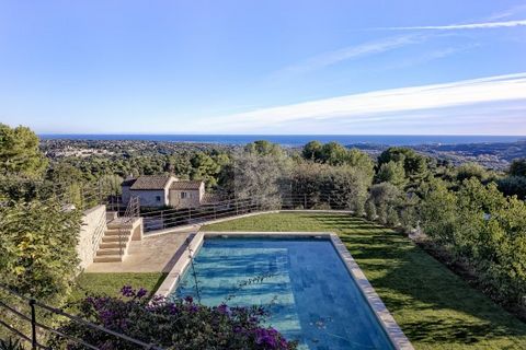 FAVORITO, RARO!! Situada en un entorno muy codiciado, cerca del Domaine 'Les Hauts de St Paul', en una posición dominante, en absoluta calma, esta propiedad de estilo contemporáneo le seducirá con su excepcional vista panorámica del mar y del pueblo ...