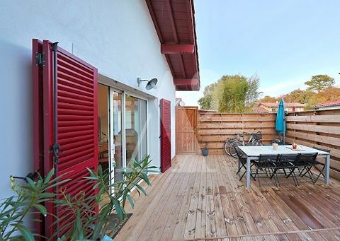 Exclusivité - Maison 4 pièces avec grande terrasse. Au détour d'une impasse du centre de Capbreton, cette maison de ville et sa terrasse en bois, constituent un bien séduisant sur ce secteur. Issue de la rénovation récente d'un ancienne grange et org...