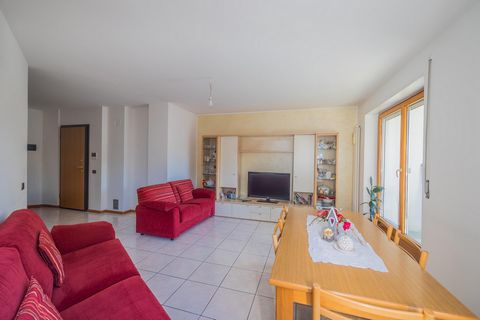 For sale is an extremely spacious 4-room apartment, located in Drusus Allee, which impresses with its proud south-west facing location. As soon as you enter the property, you will feel how the afternoon and evening sun shines through the generously p...