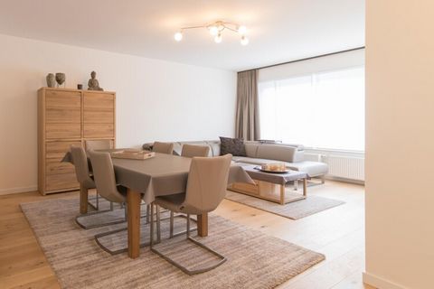 Dieses wunderschön renovierte Apartment im dritten Stock der Koninginnelaan bietet eine gemütliche und hochwertige Ausstattung, perfekt für einen erholsamen Kurzurlaub. Mit drei geräumigen Schlafzimmern und einem gemütlichen Wohnzimmer bietet es bequ...