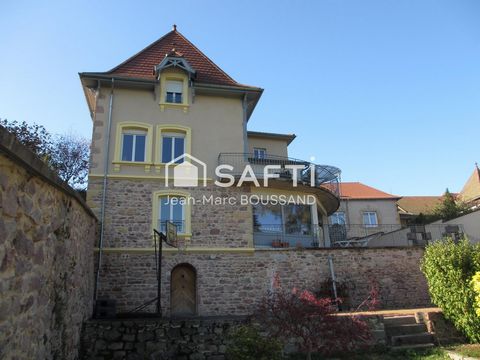 BELMONT DE LA LOIRE, à 1H15 de LYON, au coeur du village, je vous présente cette maison de caractère 9 pièces de 270M² rénovée avec soin par les artisans de la région comprenant ; au rez de chaussée, vaste séjour de 40M², cuisine équipée de 23M² ouvr...