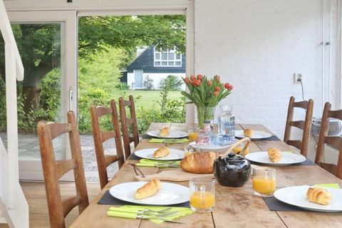 Come and stay in this cosy holiday home in Noordwijkerhout, ideal for a small family on a vacation. There is a nice garden where you can relax and unwind admiring the beautiful location and greenery all around. Start your day with a morning walk in t...