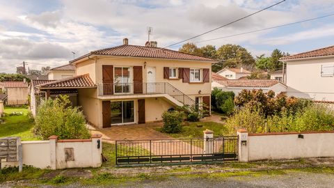 En LOT-ET-GARONNE, sur la commune de VILLENEUVE-SUR-LOT, venez vous installer dans cette maison située dans un quartier calme, proche des transports et à quelques minutes du centre-ville de VILLENEUVE -SUR-LOT. Cette maison sur deux niveaux se compos...