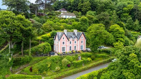 SEMPLICEMENTE SPETTACOLARE: BENVENUTI A SEAWOOD HOUSE. In vendita senza CATENA IN AVANTI. Una bella casa di famiglia nella pittoresca cittadina di Lynton, nel North Devon Situato ai margini dell'idilliaco Parco Nazionale di Exmoor, di fronte a una vi...