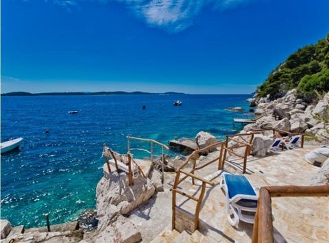 Wunderschönes Gästehaus auf der romantischen Insel Hvar, in der ersten Reihe zum Meer im Stadtgebiet von Hvar! Direkter Zugang zum Meer! Zwei Bootsliegeplätze! Die gesamte Wohnfläche beträgt ca. 370 m². Das Grundstück ist 1050 m² groß. Dieses außerge...