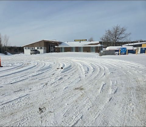 Opportunité d'affaires exceptionnelle à Baie Comeau ! Ce site polyvalent offre un potentiel incroyable avec un poste d'essence, un motel de 14 chambres, un dépanneur, un restaurant, un garage de 4 portes et un bungalow, le tout sur un vaste terrain. ...