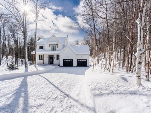 Résidence d'exception sise sur un terrain boisé de 43 000 pc, cette propriété Farmhouse 2021 offre luxe et confort. Imaginez une cuisine digne des magazines avec ilot en quartz et garde-manger walk-in, un salon chaleureux avec foyer au bois et une vé...