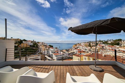 Located in Lagoa. A beautifully renovated two bedroom house in the centre of Carvoeiro. It was fully renovated in 2023 and is the perfect blend of modern design and coastal charm. It has breathtaking panoramic sea views from every corner of the house...