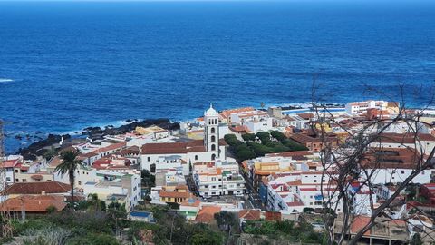 Casa in vendita a Garachico - Spaziosa, confortevole e con vista spettacolare~~Se sogni di vivere in un luogo dove la tranquillità e il comfort si combinano con una vista mozzafiato sul mare, questa casa a Garachico è la scelta ideale. In una posizio...