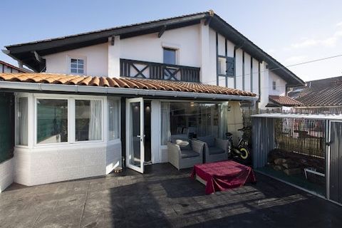 Terraced House with terrace, pool, and tennis - Close to the beach. Located in a calm and secure residence, this charming terraced house boasts an ideal location, just a 15-minute walk from the beach. You will be charmed by its bright living room, le...