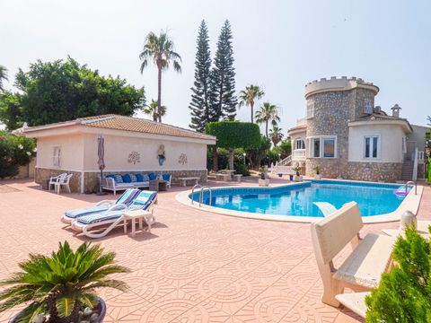 Description of object: We offer for sale this BEAUTIFUL DETACHED VILLA & SUMMER HOUSE, which consists of a total of six bedrooms and four bedrooms and has an internal build size of 330m2. The plot is enclosed and is 1,400m2, which provides you with p...