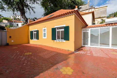 Casa, T3, stile tradizionale di Madeira (super affascinante), così distribuita: -- Piano 0 - Ampio soggiorno, cucina in open space, due camere da letto, una delle quali con bagno privato (doccia), servizi igienici sociali. -- Piano 1 - Suite con spaz...