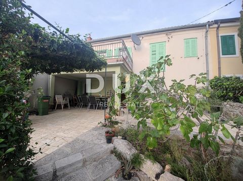 Location: Primorsko-goranska županija, Crikvenica, Dramalj. DRAMALJ - Renovated house with a view of the sea Coastal terraced house, surface area 87 m2, consists of a ground floor where there is a kitchen with a dining room, a bathroom and a storage ...