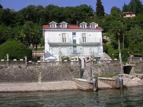 Deze historische villa met directe toegang tot het meer is een authentiek 19e-eeuws juweeltje en belichaamt de tijdloze charme van Italiaanse aristocratische residenties. Deze historische villa ligt in een bevoorrechte 'pieds dans l'eau' positie en b...