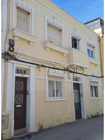 Refurbished building in total ownership, close to the city centre of Caldas da Rainha, consists of 5 fractions with the following typologies. 1 T3 flat with attic and terrace, 2 T2 apartments and another 2 T1 apartments and a storage room. Total gros...