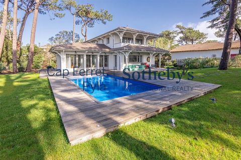 EXCLUSIEVE AANBIEDING - CAP FERRET PENINSULA - FAMILIEVILLA MET ZWEMBAD Een exclusieve gelegenheid om deze weelderige familievilla te ontdekken, ideaal gelegen aan de Dune du Canon. Deze villa is gebouwd in 2022 in de lokale stijl en biedt ongeveer 1...