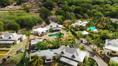 Welkom in Cap Tropical, waar dromen uitkomen en luxe en natuur elkaar ontmoeten. Stel je voor dat je wakker wordt in een weelderige villa die baadt in natuurlijk licht, met tropische vogels die op de achtergrond zingen. Deze unieke woning, met een to...