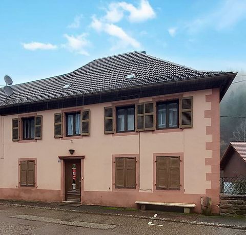 A Grandfontaine, 10 minutes de Schirmeck et 45 minutes de Strasbourg, cette maison de village a été divisée en 2 logements : - au RDC, un appartement de 83m2, de type T3 avec cuisine équipée, un séjour, 2 grandes chambres et une salle d'eau avec toil...