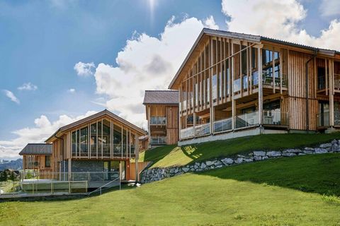 Descubra un confort y un lujo incomparables en nuestro chalet Premium de 100 m² en Hauser Kaibling Mountain Resort, diseñado para alojar hasta 8 huéspedes. Este elegante chalet cuenta con tres dormitorios bien equipados, cada uno equipado con cómodas...