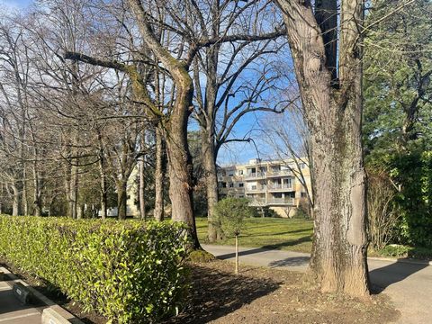 Les Jardins de Brou- Bourg en Bresse. Idéal investisseurs. Un appartement 2P d'environ 47.35m², au 1er étage, vendu loué composé d'une entrée avec placards, une salle de douche et WC, une cuisine ouverte sur un séjour, une chambre avec placards. Un p...