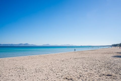 Esta lujosa casa de vacaciones está situada en la tranquila y pacífica zona de Es Barcares, Alcudia, a sólo 1 km del pueblo y del mar. La propiedad combina un diseño de alta calidad con una ubicación fantástica, lo que la convierte en una opción idea...