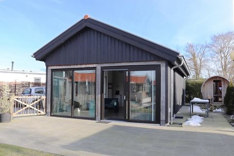 Dieses charmante Cottage liegt direkt am Lauwersmeer und bietet einen atemberaubenden Blick auf das Wasser sowie einen privaten Anlegeplatz für einen einfachen Zugang zu den friesischen Gewässern. Der großzügige Garten bietet mit Sonnenliegen, einem ...