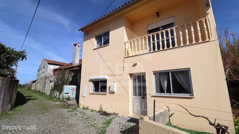 Villa de 3 chambres, située à 3 minutes du centre de Pombal. La propriété se compose de 2 étages : - Au rez-de-chaussée, il y a une cuisine et un salon en open space, une salle de bain, ainsi qu’un grand espace de rangement. - Au 1er étage, nous trou...