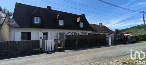 iad France - Elisabeth Carl vous propose: *** Ensemble de 4 appartements en locatif sur Le BUGUE *** Vous souhaitez investir sur du locatif, à proximité de toutes les commodités ? Ne cherchez plus, cette demeure de 246m² divisée en 4 logements située...