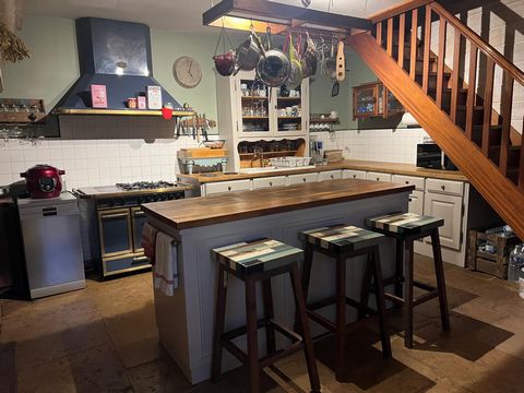 Maison ancienne rénovée de 209 m2, dépendance et terrain de 1900 m2.