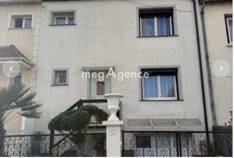 une maison familiale dans un quartier pavillonnaire.