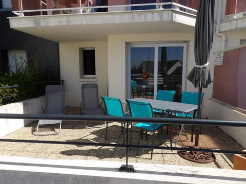 Terrasse ensoleillée & piscine à Étel pour location.