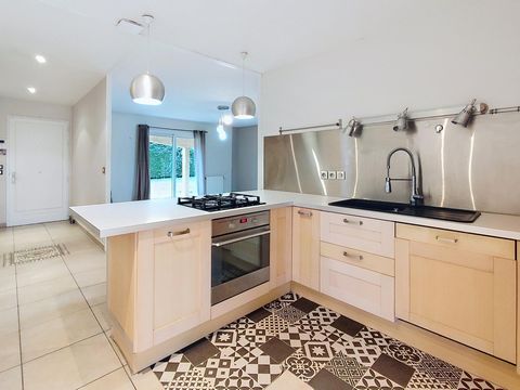 Plain-pied contemporain avec piscine et jardin arboré, pour profiter du calme de Messimy