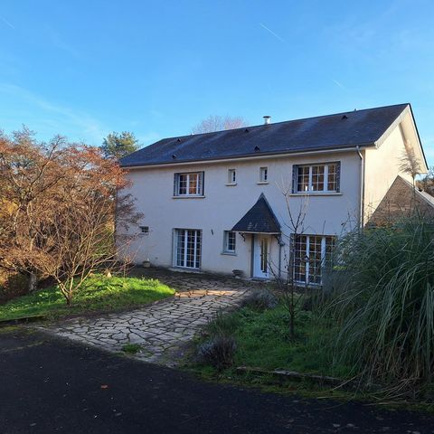 Maison 8 pièces avec jardin .