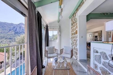 Stel je voor dat je wakker wordt met de serene schoonheid van Mont Faron, met zijn majestueuze silhouet dat je elke ochtend vanaf je privéterras begroet. Deze prachtige villa van 105 m² in Toulon biedt de perfecte mix van modern comfort en Provençaal...