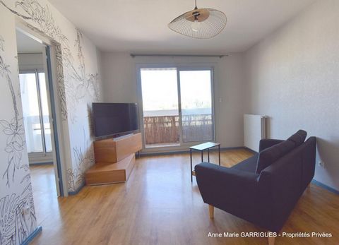 A LOUER Bel appartement MEUBLES 3 Pièces rénové de 63 m² situé 41 Chemin de la Raude, Tassin-La-Demi-Lune (69160) . Niché au sommet d'un immeuble, cet appartement de 63m² offre un cadre de vie raffiné et contemporain, ayant subi une rénovation complè...